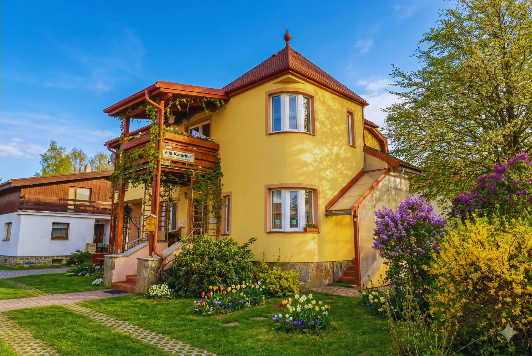 Vila Katarína na jar — žltá vila s kvitnúcou záhradou v Tatranskej Lomnici